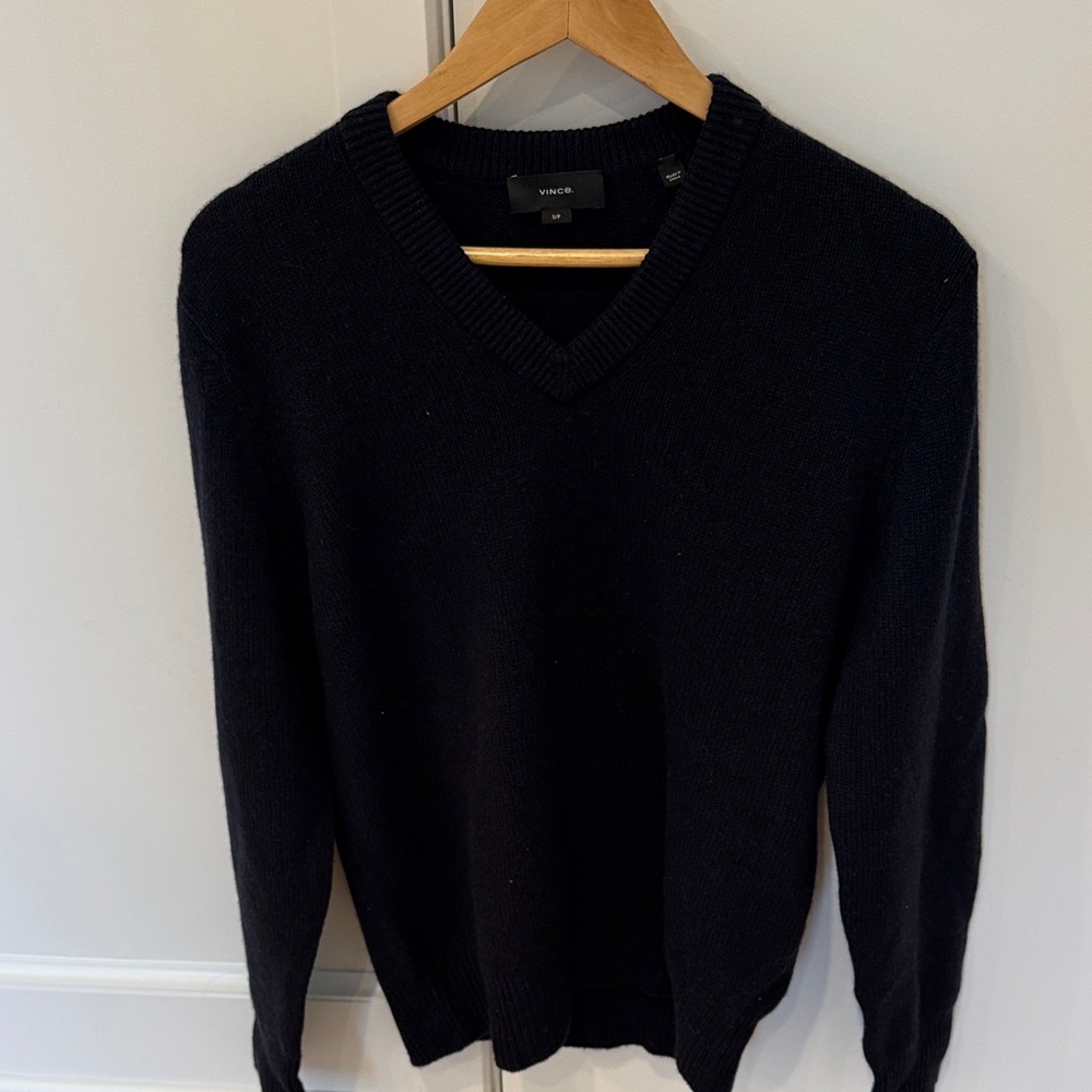 Vince Men's Classic cashmere Navy V-Neck Sweater